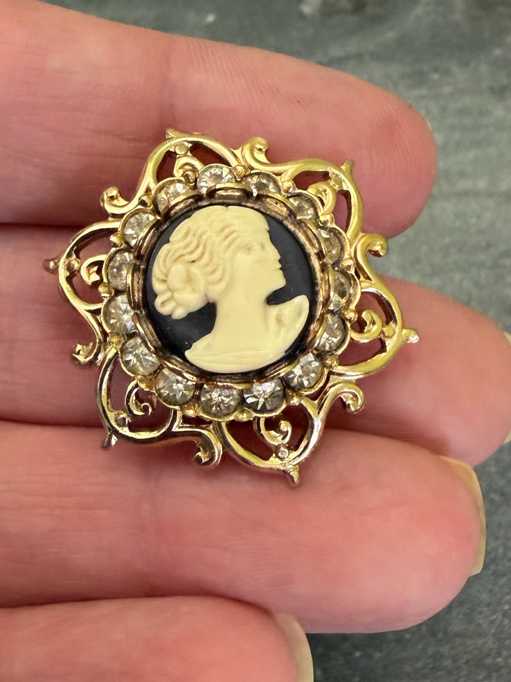 Vintage Cameo Black Crystal Halo Gold Brooch - Picture 8 of 8